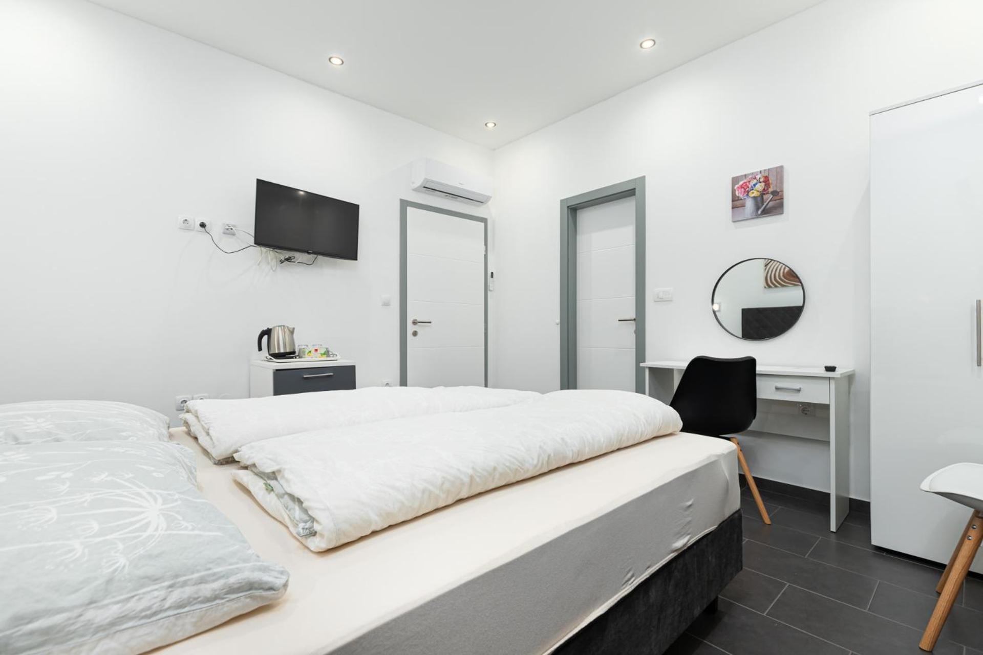 Rooms And Studio Flora Poreč Buitenkant foto