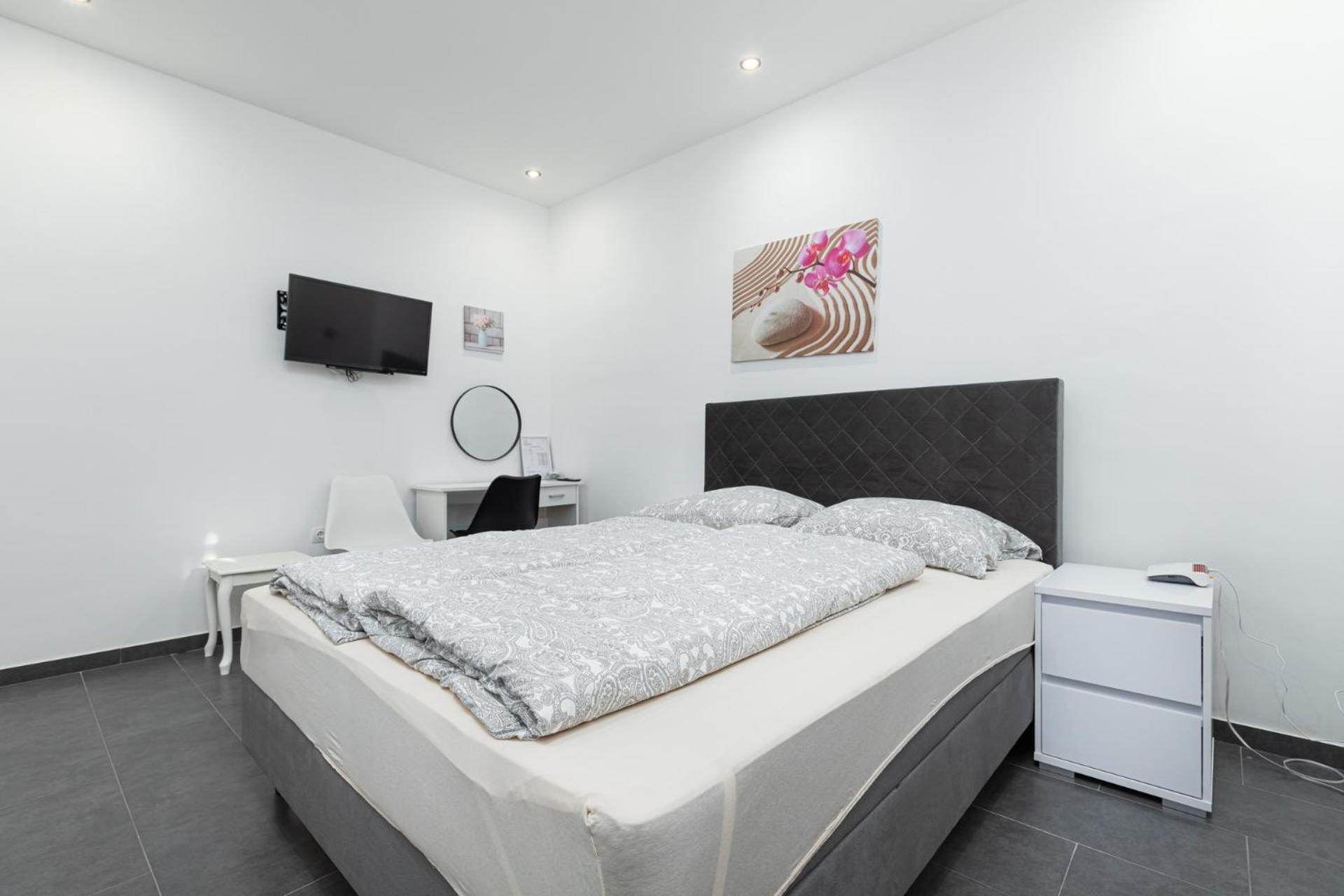 Rooms And Studio Flora Poreč Buitenkant foto